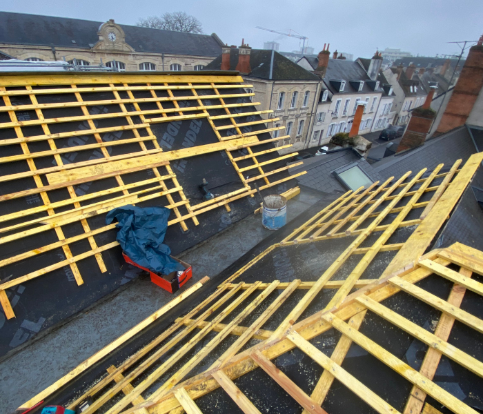 Rénovation d'une cours intérieure dans le centre ville d'Orléans et rénovation de la couverture