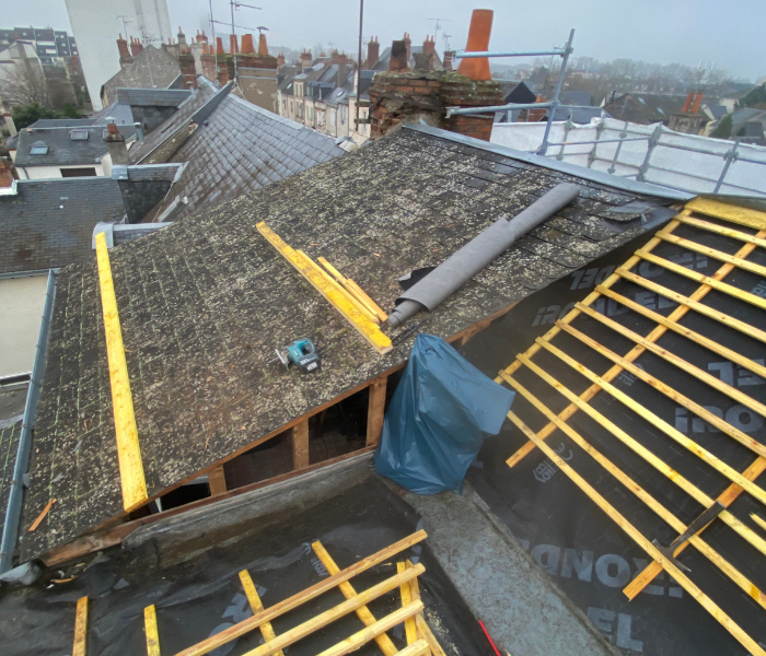 Rénovation d'une cours intérieure dans le centre ville d'Orléans et rénovation de la couverture