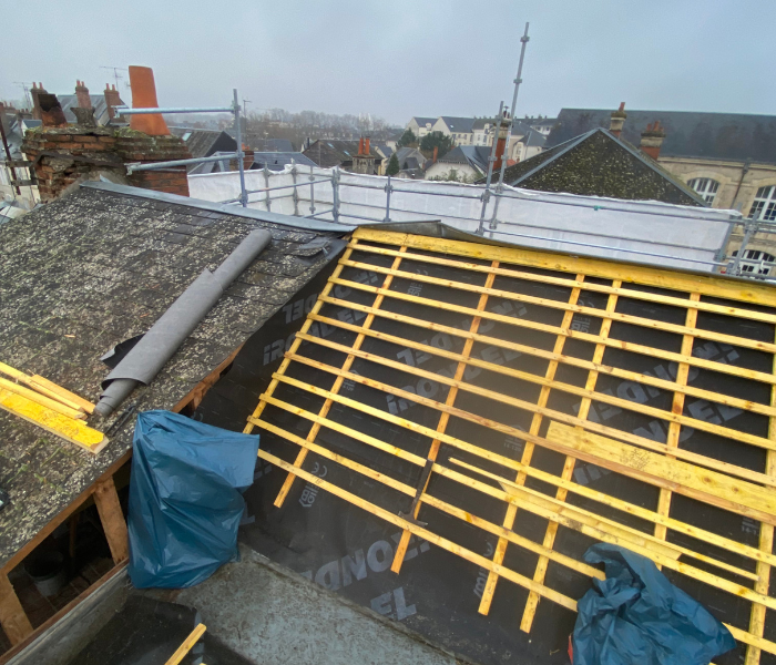 Rénovation d'une cours intérieure dans le centre ville d'Orléans et rénovation de la couverture