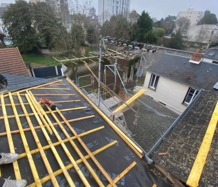 Rénovation d'une cours intérieure dans le centre ville d'Orléans et rénovation de la couverture