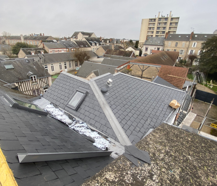 Rénovation d'une cours intérieure dans le centre ville d'Orléans et rénovation de la couverture
