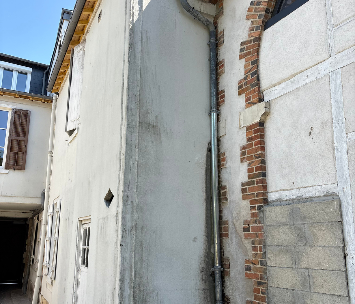 Rénovation d'une cours intérieure dans le centre ville d'Orléans et rénovation de la couverture