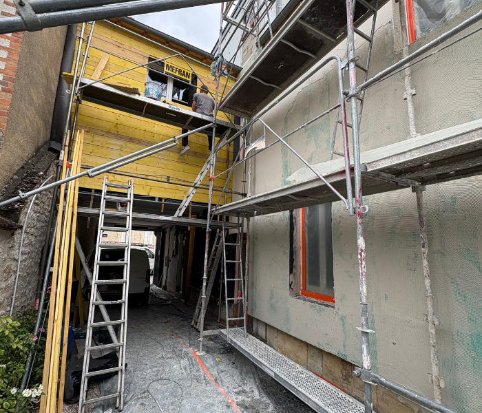 Rénovation d'une cours intérieure dans le centre ville d'Orléans et rénovation de la couverture