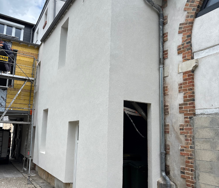 Rénovation d'une cours intérieure dans le centre ville d'Orléans et rénovation de la couverture