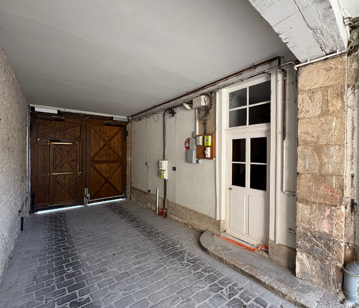 Rénovation d'une cours intérieure dans le centre ville d'Orléans et rénovation de la couverture