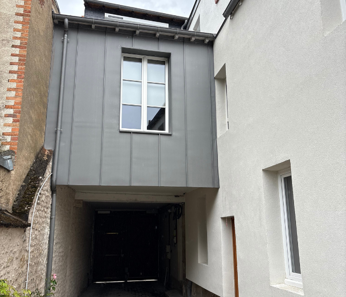 Rénovation d'une cours intérieure dans le centre ville d'Orléans et rénovation de la couverture