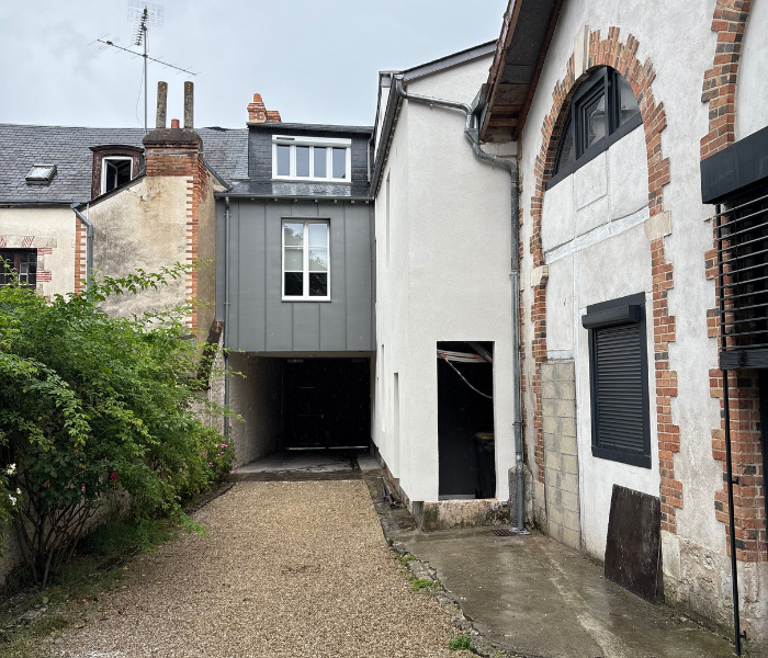 Rénovation d'une cours intérieure dans le centre ville d'Orléans et rénovation de la couverture