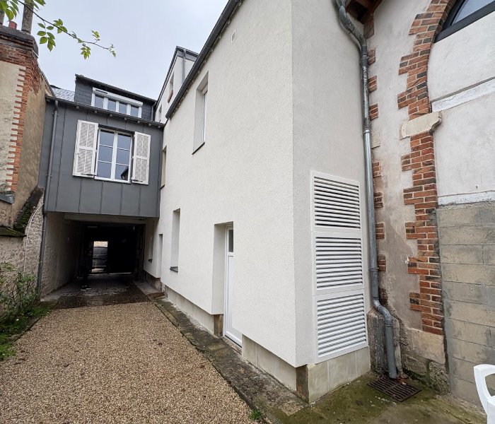 Rénovation d'une cours intérieure dans le centre ville d'Orléans et rénovation de la couverture