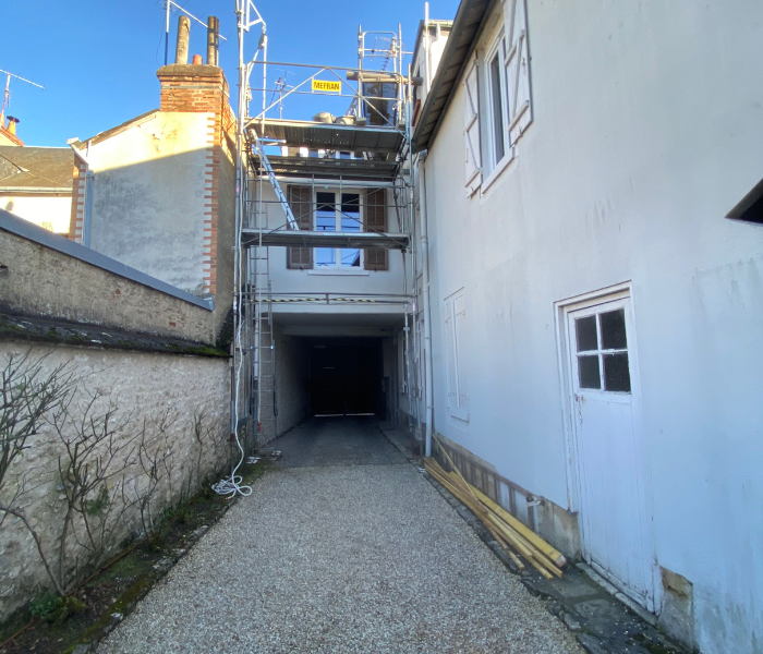 Rénovation d'une cours intérieure dans le centre ville d'Orléans et rénovation de la couverture