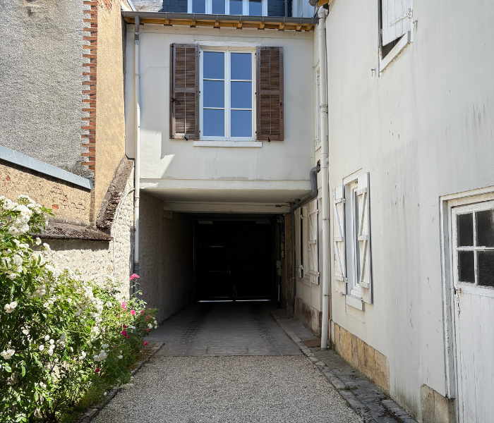 Rénovation d'une cours intérieure dans le centre ville d'Orléans et rénovation de la couverture