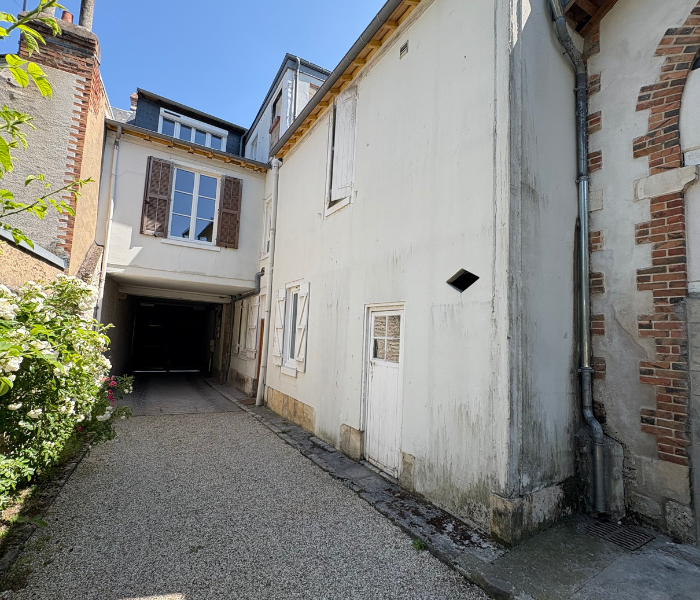 Rénovation d'une cours intérieure dans le centre ville d'Orléans et rénovation de la couverture